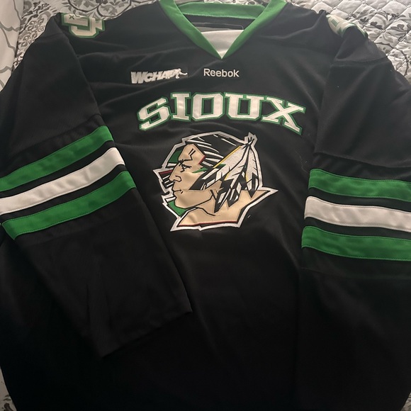 Reebok Fighting Sioux Black and Green Hockey Jersey Size XL - Picture 1 of 5